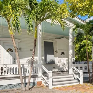 https://marys-backyard-key-west.hotels-in-key-west.com